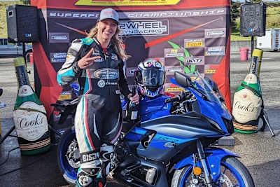 Mallory Dobbs mit ihrer serienmäßigen Yamaha R7 mit Bridgestone-Reifen