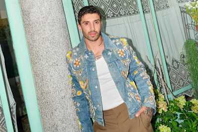 Auf dem Traktor wäre eine andere Arbeitskleidung angebracht