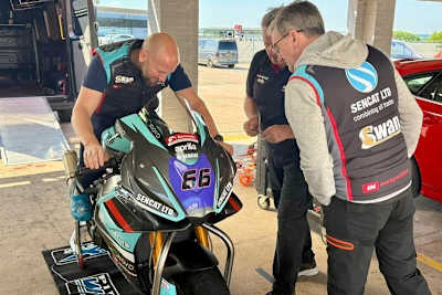 Tom Sykes bei der Sitzprobe auf der Aprilia RSV4