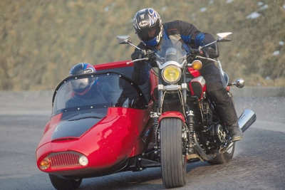 Es gibt Fahrzustände, bei denen auch mit dem Gespann gegengelenkt wird