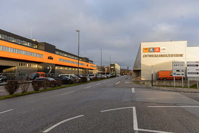 KTM-Werk Mattighofen, 19. Dezember: Auf dem Parklplatz stehen doch etliche Autos der Mitarbeiter, die zur Arbeit gekommen sind