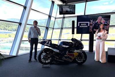 Gustl Auinger und Alina Marzi moderierten in Spielberg die Legendenparade an. Im Fokus, Bikes wie die YZR 500