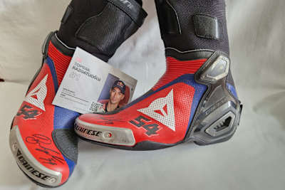 Toprak hat beide Stiefel für SPEEDWEEK.com handsigniert