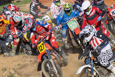 Volle Fahrerfelder mit historischen Motorrädern in Stribro