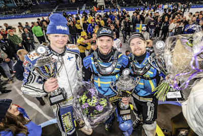 Das Podium am Samstag in Heerenveen (v.l.): Max Koivula, Niclas Svensson und Martin Haarahiltunen