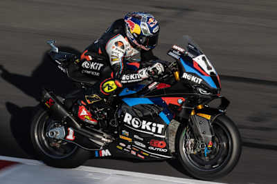 Toprak drehte seine Ehrenrunde mit einer Fahne von Borja Gomez