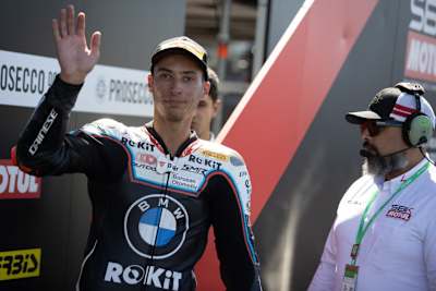 Toprak Razgatlioglu (li.) feierte mit Teamkollege Michael van der Mark