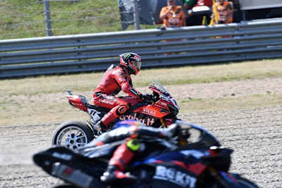 Nicolo Bulega musste wegen Bautista in den Kies ausweichen