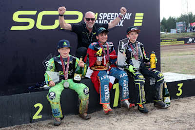 Rekordweltmeister Tony Rickardsson mit einigen Youngstern