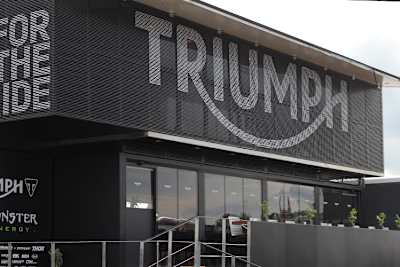 Die Triumph Hospitality im Paddock des Talkessels