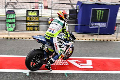 Und los. Am heutigen nachmittag ging es für MotoE-Pilot Lucas Tulovic zu zwei kurzen Sessions auf die nasse Piste