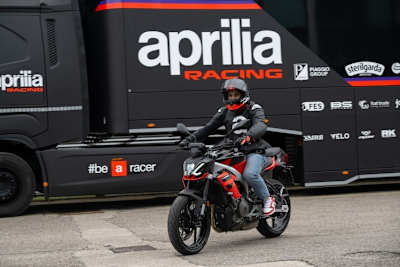 Jorge Martin auf der neuen Aprilia Tuono 457