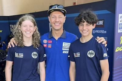Anina Urlaß mit WM-Pilot Dominique Aegerter und Teamkollege Thias Wenzel (v.li.)