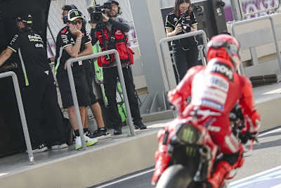 Abstand: Rossi beobachtet die Boxenausfahrt von Marc Marquez