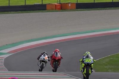 Motorrad Rockstars in Mugello. Valentino Rossi rockt die lange Gerade auf einer Yamaha R1, Pecco Bagnaia und die Ducati Kollegen spielen auf Panigale V4