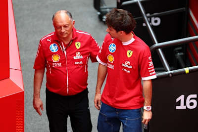 Ferrari-Teamchef Fred Vasseur mit Charles Leclerc