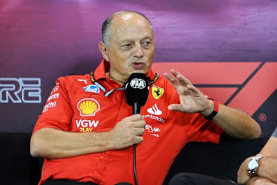 Ferrari-Teamchef Fred Vasseur sagt über die Arbeit an der Boxenmauer: «Alles bewegt sich in die gleiche Richtung und läuft reibungslos ab»