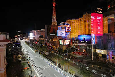 Der GP in Las Vegas bietet eine einzigartige Kulisse – wem das nicht reicht, der kann mit dem nötigen Kleingeld ein ganz besonderes Wochenende erleben