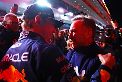 Red Bull Racing-Teamchef Christian Horner gratuliert Max Verstappen zum vierten Titel