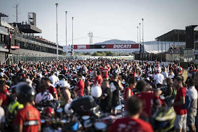 World Ducati Week 2024: Die Welt ist Rot und dreht sich dank der Energie von Verbrennungsmotoren 