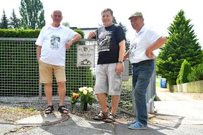 Werner Reiß, Peter Männel und Paul Wolf an der Gedenktafel für Bill Ivy