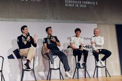 Mercedes-Teamchef Toto Wolff mit seinen Fahrern George Russell, Kimi Antonelli und Valtteri Bottas beim Sponsoring-Event von Adidas
