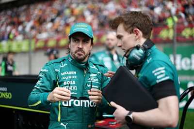 Nicht auf dem Foto erkennbar, aber Fernando Alonso hatte eine Verletzung am Nacken mit Tape geklebt