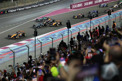 Kurz nach dem Start zum Sprint von Katar: Piastri vor Russell