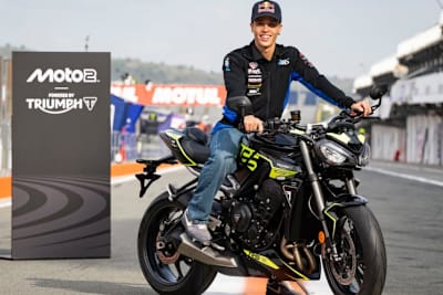 Moto2-Weltmeister Diogo Moreira mit seiner Triumph Triple Trophy Street Triple 765 RS