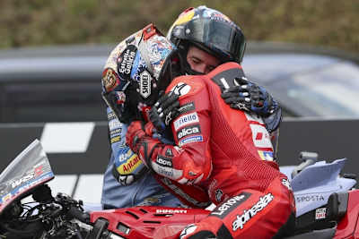 Marc (in Rot) und Alex Marquez in Japan. Hier war Marc gerade Weltmeister geworden