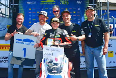 Robin Siegert (Mitte) mit Hafeneger, Nebel, Giuseppetti, Mechaniker Mike Lischka und Vater Steffen Sachse (v.li.)