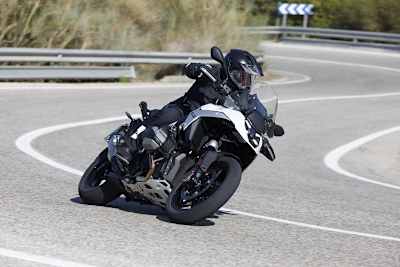 Sie umkurvte wieder mal alle und setzte sich an die Spitze: BMW R1300GS