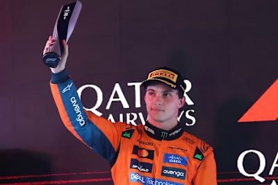 Oscar Piastri stand der Frust ins Gesicht geschrieben, als er die Trophäe für den zweiten Platz entgegennahm