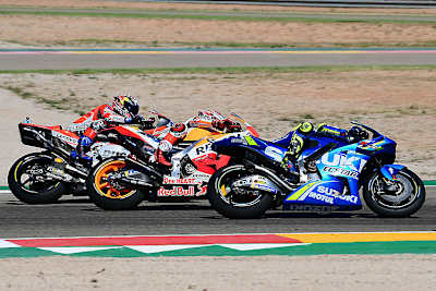 Spektakulärer Moment: Iannone vor Marquez und Dovizioso