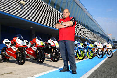 Der Stolz von Mahindra: Rennabteilung-CEO Mufaddal Choonia vor den acht Motorrädern für die WM