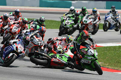 Loris Baz rutschte aus und kegelte Tom Sykes (1) aus dem Rennen