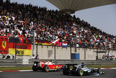 Lewis Hamilton greift Kimi Räikkönen an