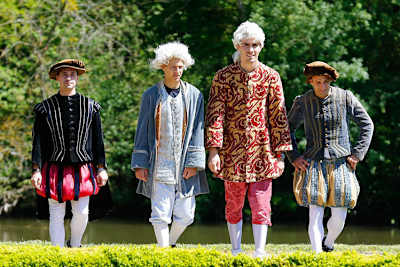 Alexis Masbou, Fabio Quartararo, Loris Baz und Johann Zarco in historischer Tracht