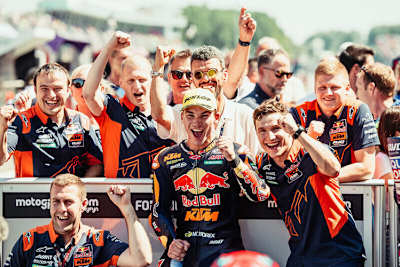 Jubel um Deniz Öncü: Hinter ihm Aki Ajo, Kenan Sofuoglu und Niklas Ajo