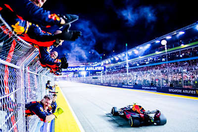 Max Verstappen wird von seinen Jungs begrüsst