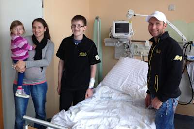 Martin Smolinski (re.) engagiert sich für die Kinder im deutschen Herzzentrum