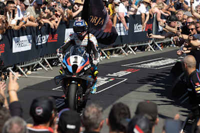 Toprak drehte seine Ehrenrunde mit einer Fahne von Borja Gomez