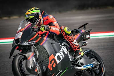 Heckspoiler am MotoGP-Werksrenner von Aprilia - bald auch an einem Strassenmotorrad?