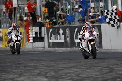 Leon Haslam (91) blieb bis zum Ziel an Jonathan Rea (65) dran