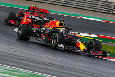 Max Verstappen vor Charles Leclerc