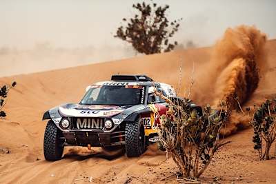 Leader Stéphane Peterhansel setzte sich leicht ab