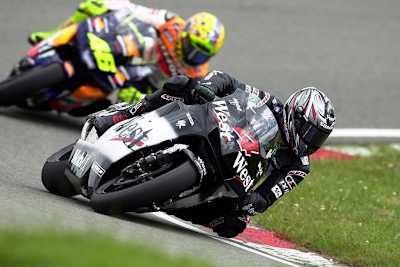 2002: Alex Barros vor Valentino Rossi