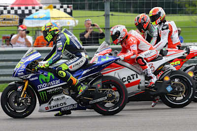 Valentino Rossi (li.) in Indianapolis beim Probestart