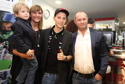 Dominic Schmitter (Mitte) mit Teamchef Andrea Grillini