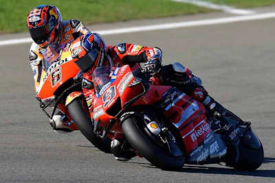 Valencia-2-GP: Stefan Bradl (6) beim Kampf gegen Petrucci (9)